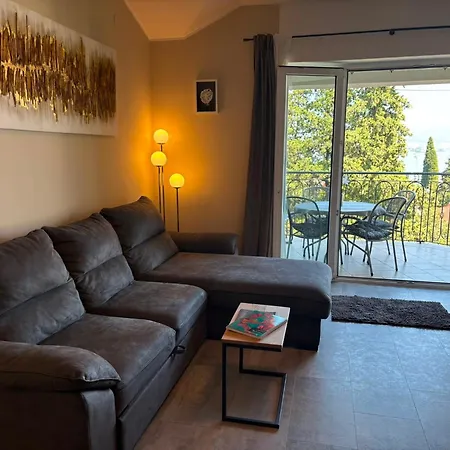 Golden Sunrise With The Swimming Pool Apartamento